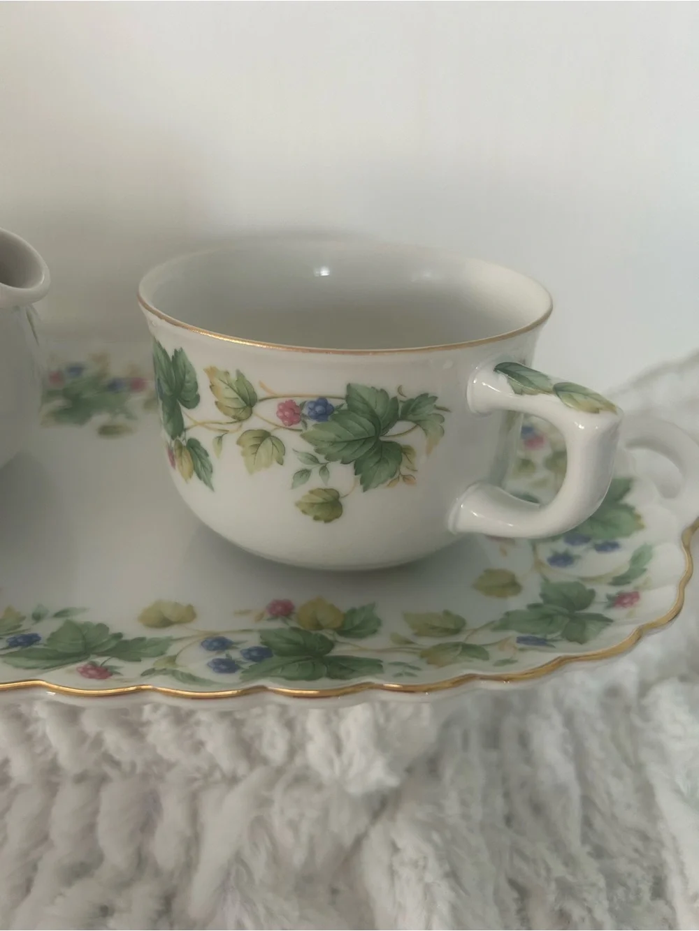 Andrea by Sadek Japan 2cup Teapot, Teacup & Serving Tray Raspberry Vine Pattern